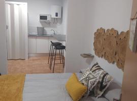 Loft 3 Nuevo,tercera planta sin ascensor,pequeño y coqueto,wifi y aire acondicionado, počitniška nastanitev v mestu La Línea de la Concepción