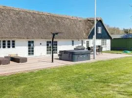 Idyllic Thatched Cottage Retreat-By Traum