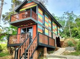 CHALET COBEK D' RUMAH BONDA RIVER VIEW, hotel Kampong Senawar városában