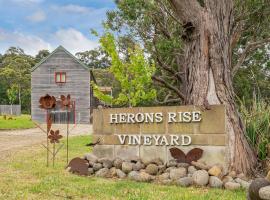 Herons Rise Vineyard Accommodation, hótel í Kettering