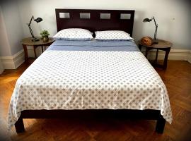 Spacious Bedroom in a Brooklyn House Shared with Host, hotel v destinaci Brooklyn
