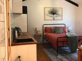 Hopkins Homestead Farm Stay Studio, pet-friendly hotel in Kettering