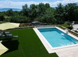 Luxury Flat with Heated Pool & Jacuzzi, hotel in Rijeka