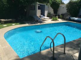 VILLA MIREILLE CALME ARBOREE PISCINE SANS VIS A VIS SECURISEE, hôtel à Morières-lès-Avignon