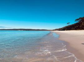 Sea La Vie on Hyams Metres to beach and cafe., lodging in Hyams Beach