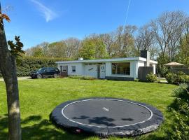 Family bungalow with garden for 6-8 people, hotel en Cadzand