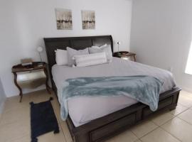 Home from Home 5 bedroom villa, hotel v destinaci Davenport