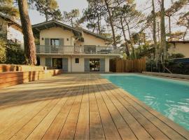 Villa FARNIENTE AVEC PISCINE, PLAGE, DUNE DU PYLA ET LA CORNICHE A PIED !!!, hotel cu piscine din Pyla-sur-Mer