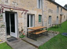 Maison renovee en pierres séjour spacieux avec jardin et terrasse aménagée près Omaha beach & Bayeux à 5mn de la mer tous commerces, hotel in Commes