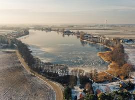 Bajkowa Przystań domki nad jeziorem, hotel en Żoń
