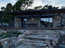 Villa de charme avec piscine, hotel with pools in Sotta