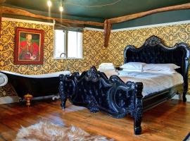 Huge & Deluxe 600 Year Old Essex Manor House, hotel di Saffron Walden