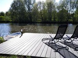 Het witte chalet aan het water van monumentaal fort