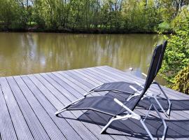 Het witte chalet aan het water van monumentaal fort, chalet i Ooltgensplaat