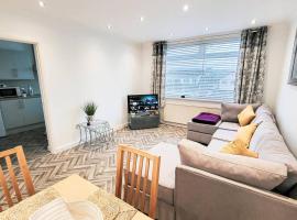 Lovely & modern 2-Bedroom Flat above shop in Tonteg, hotel i Llantwit Fardre