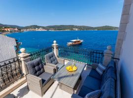 Seafront Apartment For4, hotel in Vis