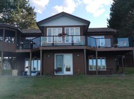 Peaceful restful & fun on the water, хотел в Golden Lake
