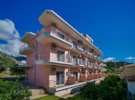 Himara Royal Hotel: Himarë şehrinde bir otel