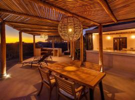 Eco-Friendly Baja Beach Bungalow - With Private Heated Pool, hotel con hidromasaje en El Pescadero