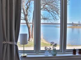 Captivating Harbor View Suite, feriebolig i Östhammar