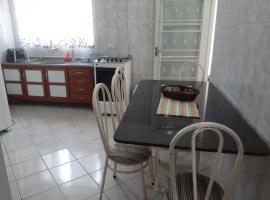 Casa Agradável próxima ao Bosque，位于费利斯港的酒店