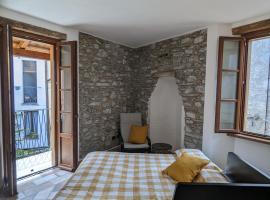 Antica Osteria Apartments, hotel v mestu Dongo