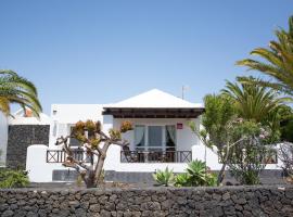 Villa Isa sea views, hotel i Playa Blanca