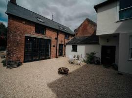 Roxie House a cosy farm refurbished Coach House., hotel com estacionamento em Gittisham