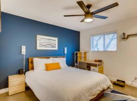 Modern Designer Condo Close to Downtown Austin!, hotel v mestu Austin