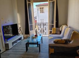 Chambre privée dans un appartement, hotel en Niza