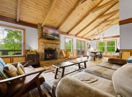 Chic private cabin w/ epic views & amenities!, хотел с паркинг в Cove Creek Cascades