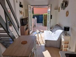 Maisonnette, 5 Pers, 500m plage, Parking, Terrasse, hotel in Cap d'Agde