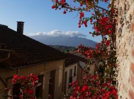 Chambre et salon climatisés chez l'habitant dans une maison de village de charme, hotel económico en Passa