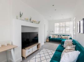Surrey Stays - 5bed house, sleeps 12, CR5, near Gatwick Airport, жилье для отдыха в городе Колсдон