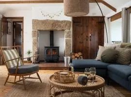Porthcurno Barns, The Big Barn - Spacious & cosy cottage, walk to Porthcurno beach, Pedn Vouder & Minack Theatre