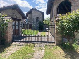 Casa in sasso con piscina, budgethotell i Vernasca