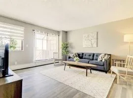 Top Floor 2Bed 1Bath w Cozy Workspace & Free Parking!