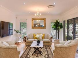 The Arcadia - Entire Luxurious English Cottage With Huge Privacy Near CBD, golf hotel in Springfield Lakes