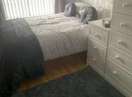 House - Sleeps 4 with Cozy Fireplace