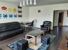 Casă luminoasă cu parcare gratuită la proprietate
