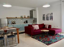 Lovely 2 bedroom condo with free parking, hotel v destinaci Vlorë