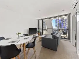 Cozy 2BR Apt Next to Victoria Market with City Views