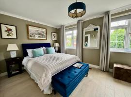 En-suite luxury large bedroom with parking and two tickets to Kew Gardens, luxury hotel in Kew Gardens