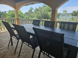 Villa Punta Blava, very quiet, amazing mix of mountain and sea air, ideal for health recovery, beach front, floor heating, internet, lejlighed i Obrovac