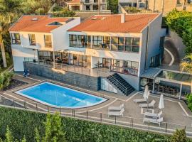 Ample villa with pool and gorgeous ocean view, casa de campo em São Gonçalo