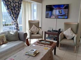 Lovely 2 bedroom self-catering apartment located 1 min from the beach, apartmen di Strand