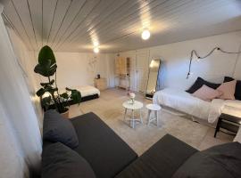 Central living with many beds and private garden!, hotel in zona Frolundaborg, Göteborg