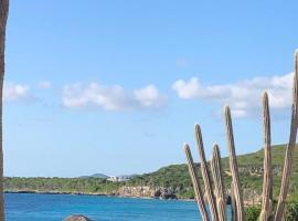Ocean Front VillaDelMar-Beach Access-Private Pool-10 Guests-, hotel v destinaci Willibrordus