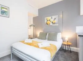 Stylish Studio 2 with Kitchenette by CB Stays no minimum stays