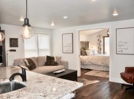 Adorable Bungalow w/ Private Patio Mins away from Downtown Rapid City, bungalow en Rapid City